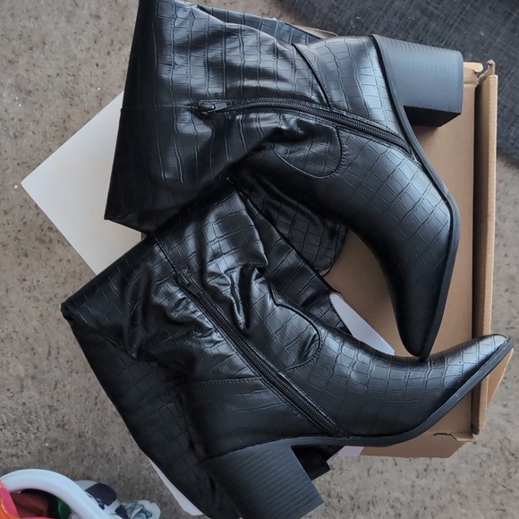 Brand New Journee Collection Wide Calf Therese boot in black - Picture 5 of 7